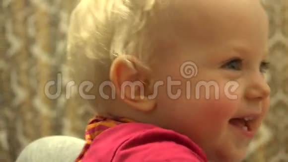 新出生的小女孩笑和有趣特写镜头4K超高清超高清视频的预览图