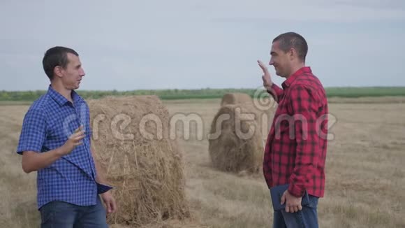 团队农业智慧农业理念两个男性农民的生意坚定友好的握手工人握手视频的预览图