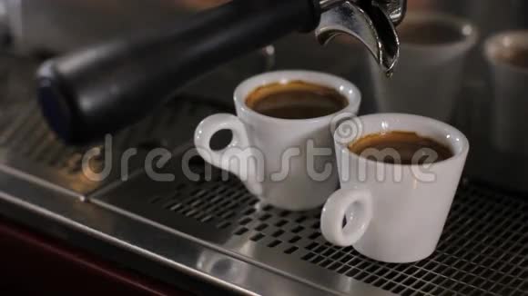 巴里斯塔拿起两杯新鲜的浓缩咖啡关门视频的预览图