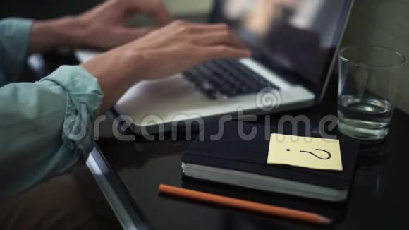 家里用笔记本电脑的自由职业者书桌上有带问题标志的贴纸视频的预览图