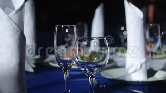 餐厅节日桌上的空酒杯视频的预览图