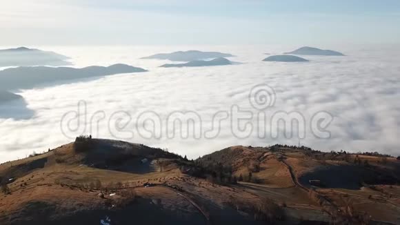 从空中俯瞰波平原和塞里亚纳山谷雾覆盖了所有的村庄和帕达纳平原视频的预览图