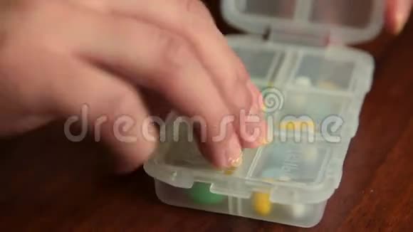 从药盒里拿药的女人视频的预览图