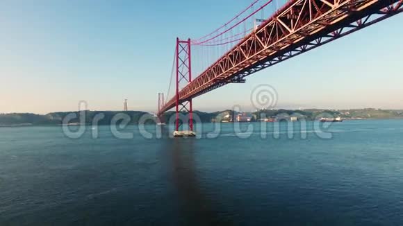 早上鸟瞰里斯本塔格斯河大桥庞特25号德阿布里勒视频的预览图