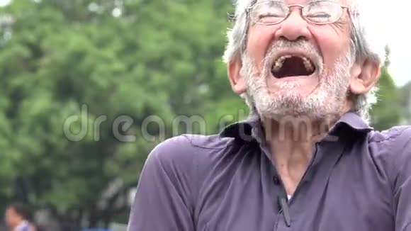 快乐的退休男人视频的预览图