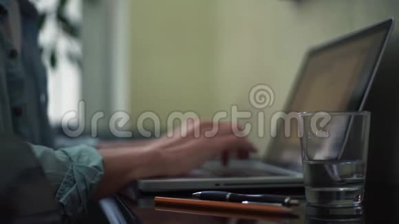 在家里用笔记本电脑的商人书桌上有带问题标志的贴纸视频的预览图