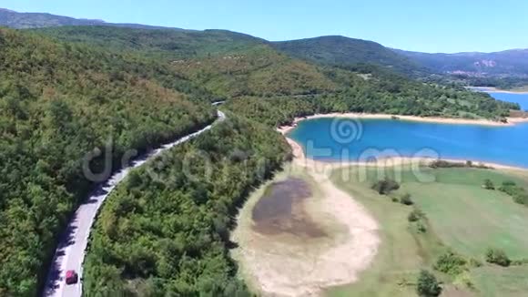克罗地亚佩鲁卡人工湖驾驶红色货车的鸟瞰图视频的预览图