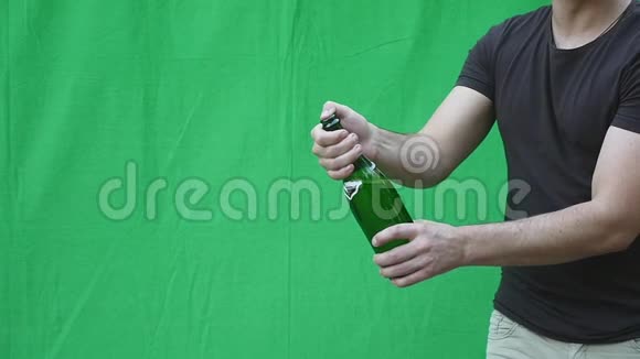 香槟爆炸男子手打开香槟瓶特写假日薄荷闪烁背景下的起泡葡萄酒视频的预览图