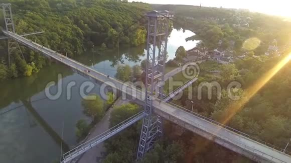 横渡河的行人天桥的鸟瞰图视频的预览图