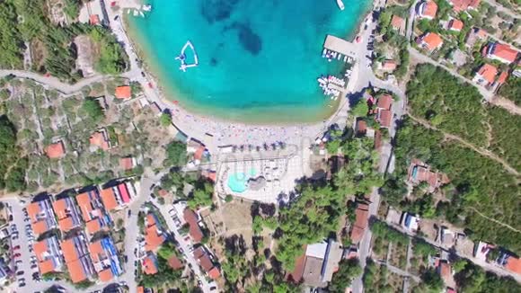 在克罗地亚索塔岛白沙湾的旅游公寓上空飞行视频的预览图