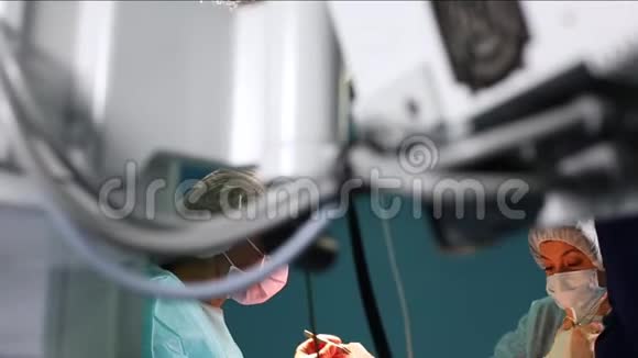 医生在工作一组专业外科医生对病人进行手术真正的手术室医学概念视频的预览图