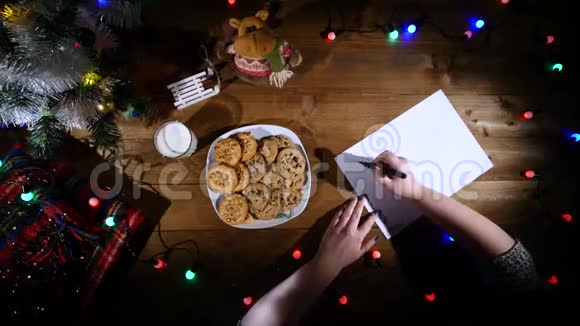 圣诞节和新年背景男人的手做笔记上景视频的预览图