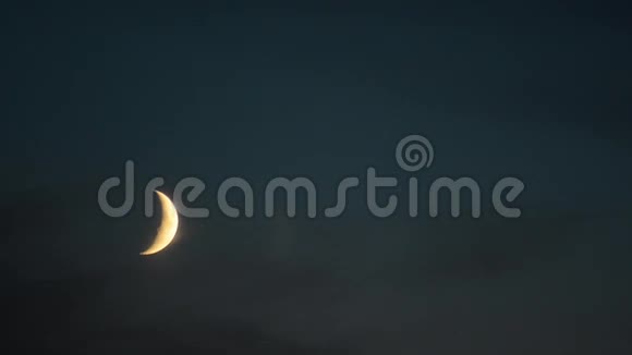 年轻的月亮月亮上的乌云太空摄影视频的预览图
