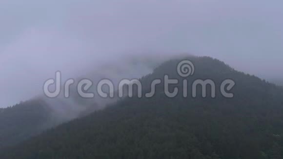 雾中富士山周围的日本高地视频的预览图