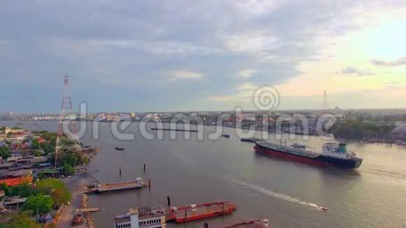 潮法拉河集装箱运输船在黄昏或傍晚的高空俯视运输理念视频的预览图