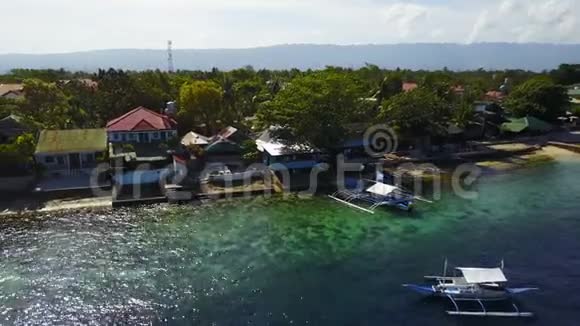 鸟瞰美丽的沙滩清澈的海水苏米隆岛海滩登陆附近的奥斯陆b宿务菲律宾视频的预览图