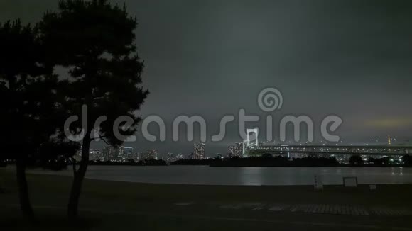 彩虹桥和东京的天际线从小田坝美丽的景色视频的预览图