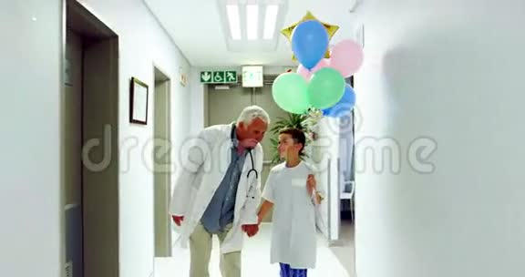 医生在走廊行走时与病人互动视频的预览图