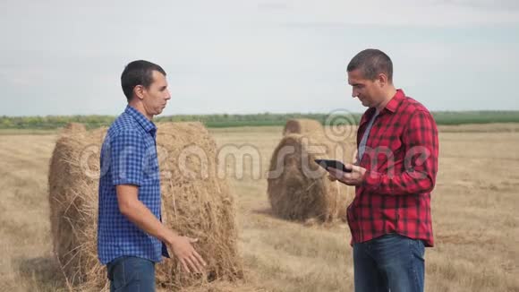 团队农业智慧农业理念两个男性农民的生意坚定友好的握手工人握手视频的预览图