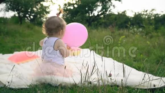 小女孩在玩气球视频的预览图