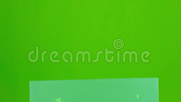 巴伐利亚女孩从绿板后面往外看眨了眨眼绿色屏幕视频的预览图
