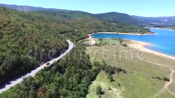 克罗地亚佩鲁卡人工湖驾驶红色货车的鸟瞰图视频的预览图