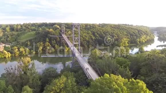 横渡河的行人天桥的鸟瞰图视频的预览图