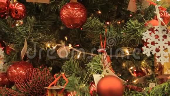 有红色玩具和装饰背景的圣诞树特写镜头在超市里视频的预览图