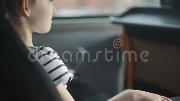 一个小女孩坐旅游巴士旅行视频的预览图