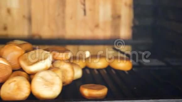 烤箱上熏奶酪烹饪过程视频的预览图