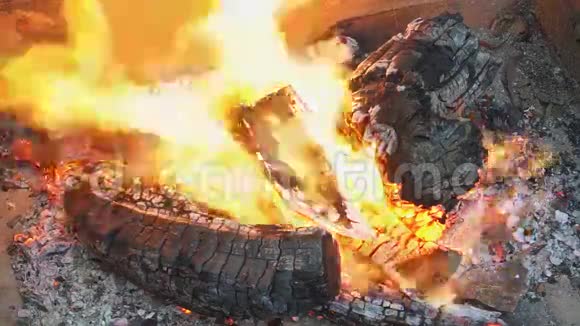 烧烤木炭火烧烤木炭火慢动作在篝火中燃烧的暖火特写视频的预览图