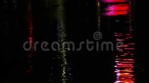 缤纷的灯光在夜晚的水面上倒影视频的预览图