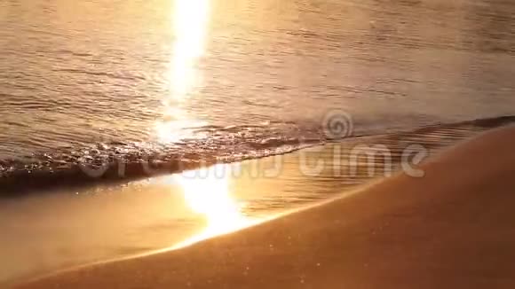 黎明时热带海滩上的波浪海上的早晨海滩上的日出橙色的阳光海滩和大海视频的预览图