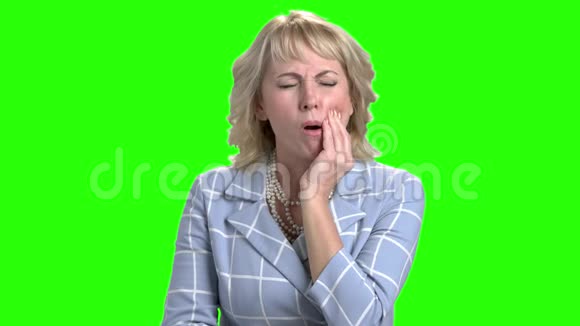 成熟的商业女性患有牙齿疼痛视频的预览图