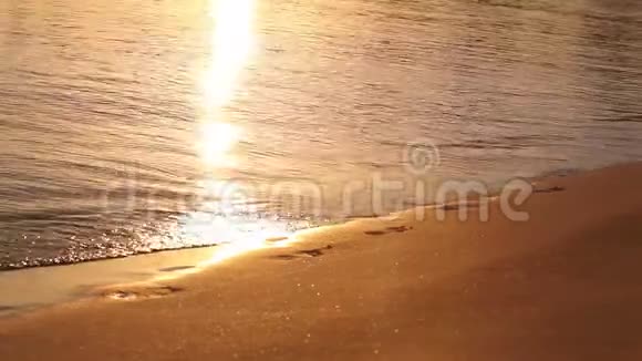 黎明时热带海滩上的波浪海上的早晨海滩上的日出橙色的阳光海滩和大海视频的预览图
