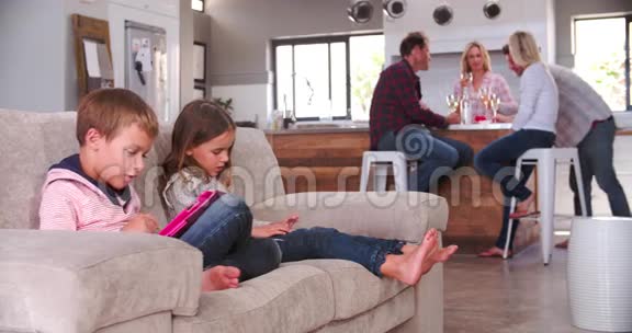 儿童使用数码设备家长饮用葡萄酒视频的预览图