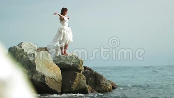 穿着白衣服站在海上的年轻女子视频的预览图