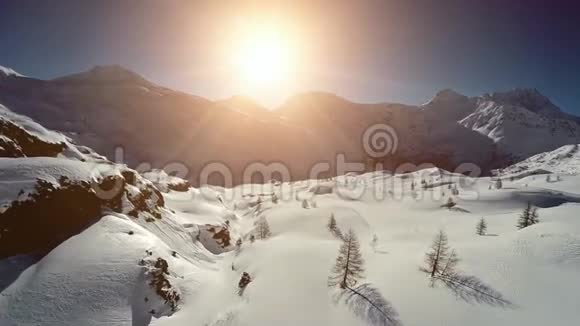 冬季风景雪山空中景色视频的预览图