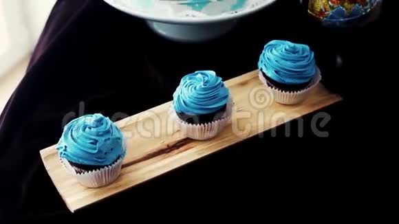 蓝色纸杯蛋糕松饼婴儿生日云糕饼装饰视频的预览图