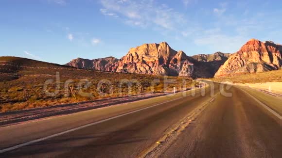 横跨红岩峡谷到高速公路视频的预览图