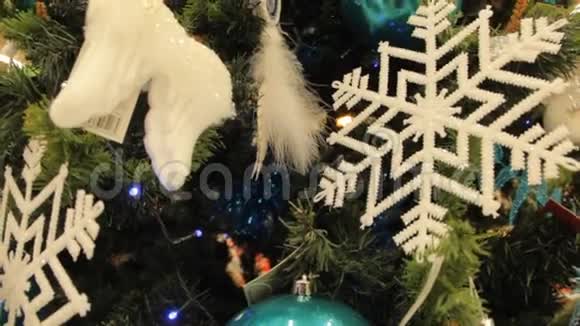 有白色玩具和装饰背景的圣诞树特写镜头在超市里视频的预览图