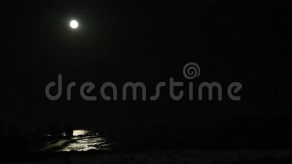 夜晚满月只在海上倒影旅行背景视频的预览图