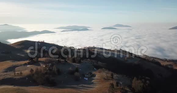 从空中俯瞰波平原塞里亚纳山谷和奥罗比阿尔卑斯山雾覆盖了所有的村庄和帕达纳平原视频的预览图