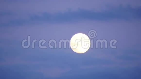 月圆时分云在黄昏放大4k视频的预览图
