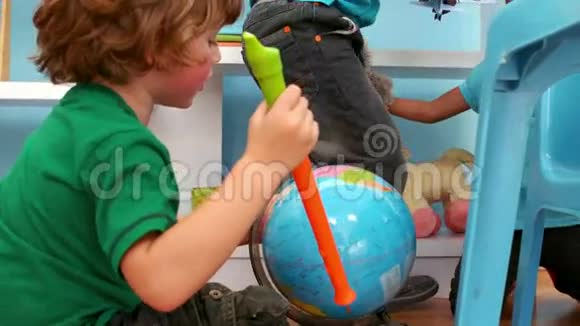 孩子们一起玩玩具和地球仪视频的预览图
