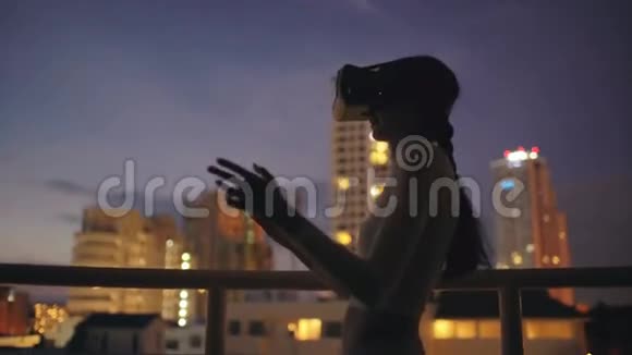 使用虚拟现实耳机在屋顶使用虚拟现实耳机晚上有虚拟现实体验视频的预览图