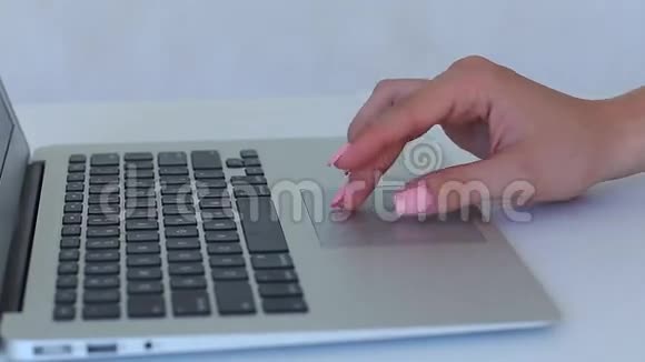 手女孩女性按按键键盘键盘白色视频的预览图