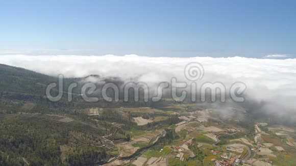 鸟瞰特内里费的小镇阳光明媚的日子飞过云层西班牙加那利群岛视频的预览图