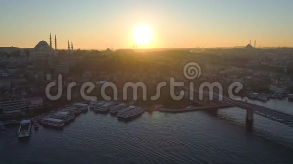 空中无人驾驶飞机俯瞰伊斯坦布尔图尔克博斯普鲁斯哈利法克斯湾晴天从桥上飞过去视频的预览图