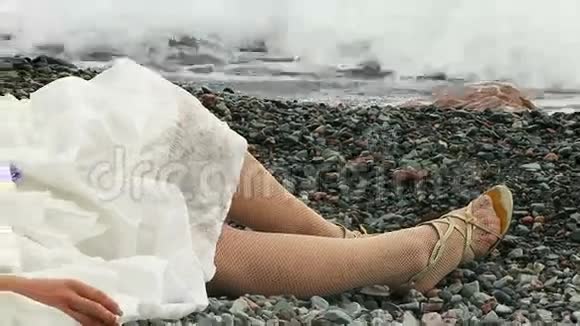 DullDay海滩上的美丽女人放松视频的预览图